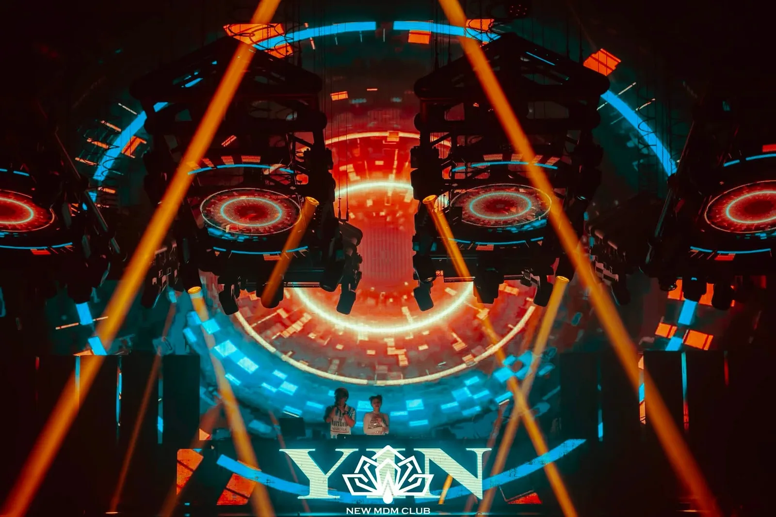 Bốt DJ New MDM Club dưới màn LED